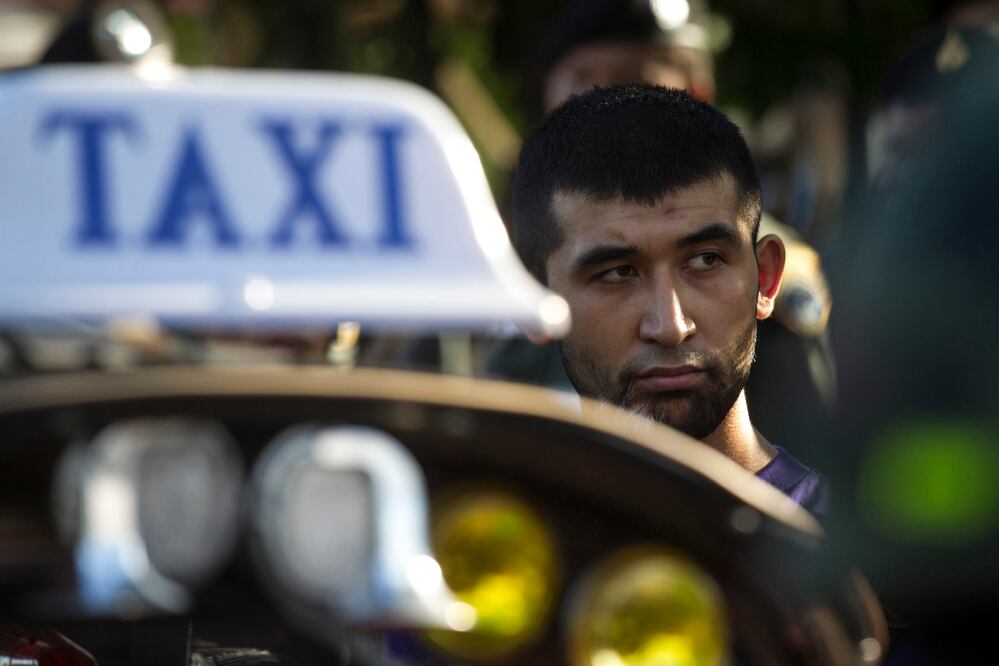 La policía llevó a los dos hombres a la escena del atentado el sábado para una reconstrucción del hecho y su posterior fuga (AP)