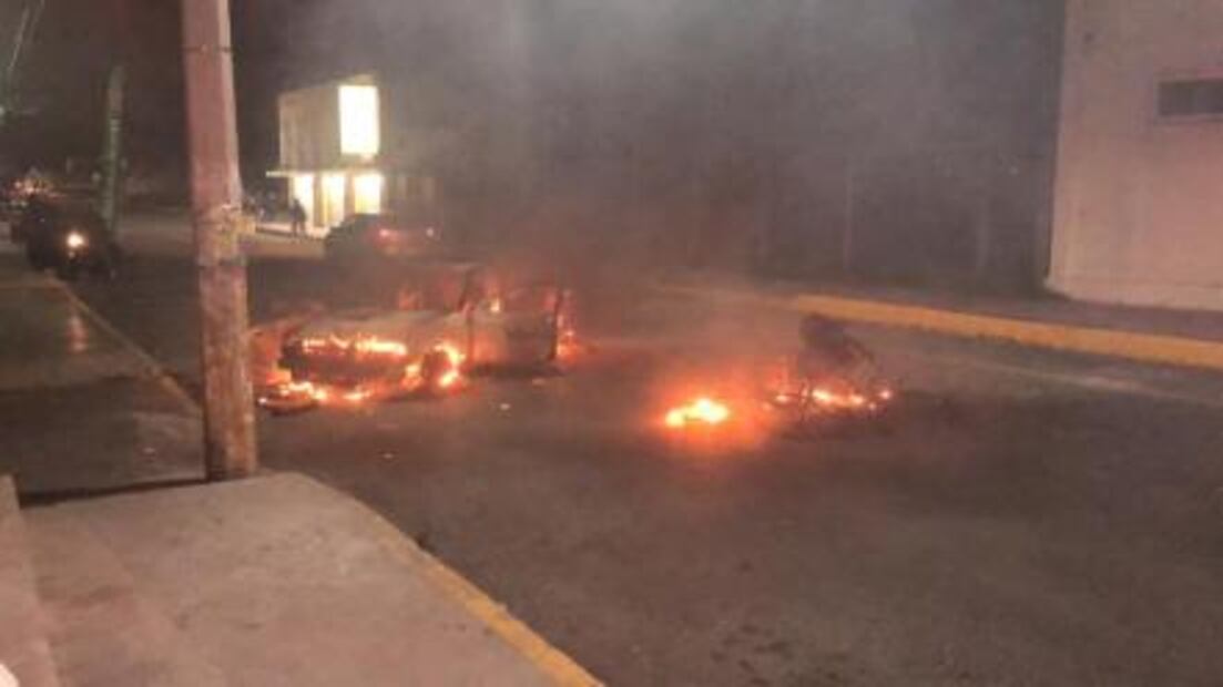 Queman patrullas y saquean alcaldía de Nextlalpan, Edomex