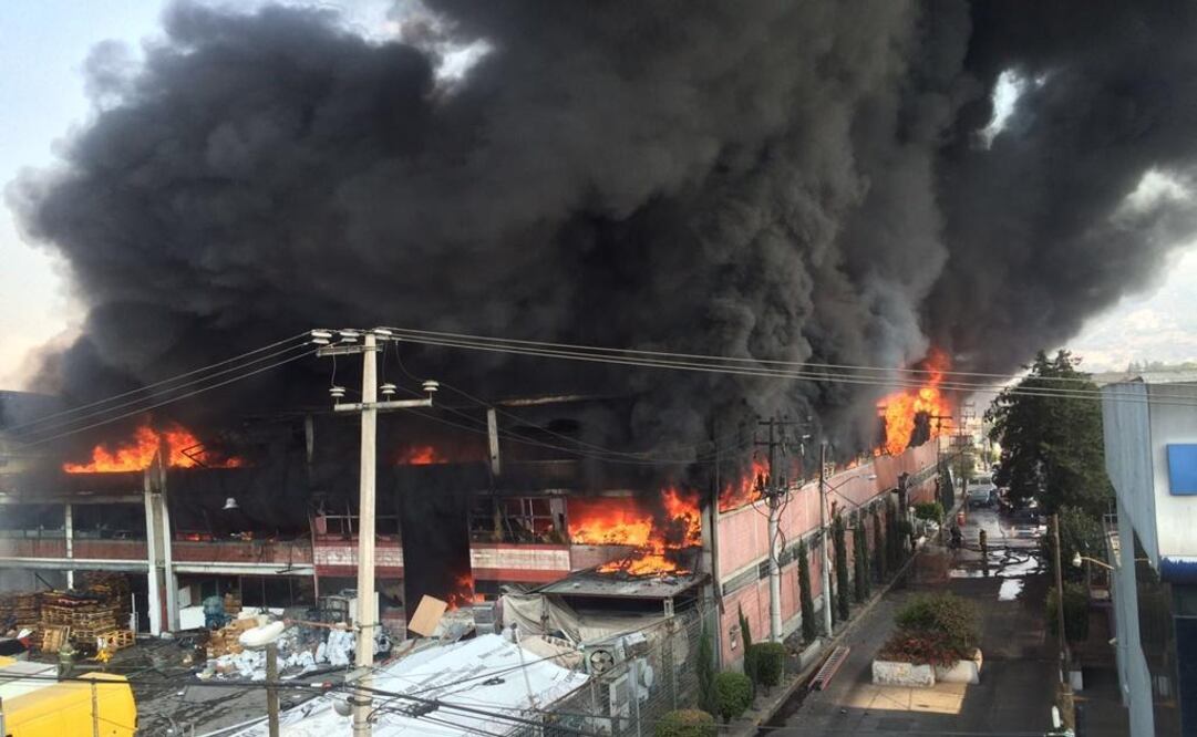 Firemen are still trying to put out the blaze. (Photo: Fernando Ramírez)