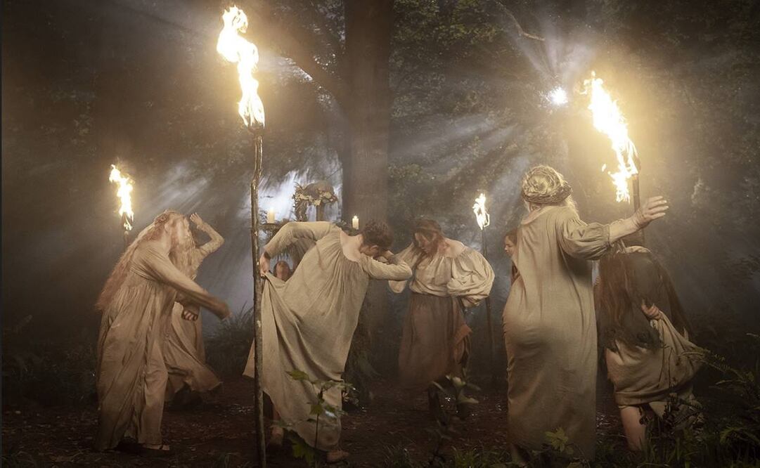 La historia sigue a Rowan Fielding, una joven neurocirujana que descubre que es la heredera de una poderosa familia de brujas. Foto: Cortesía AMC