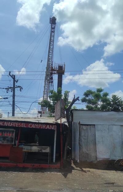 Un local comercial, ubicado junto a un pozo petrolero en Poza Rica, Veracruz.