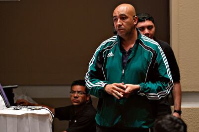 Sancionan a árbitro "fiestero", corren al "chismoso"