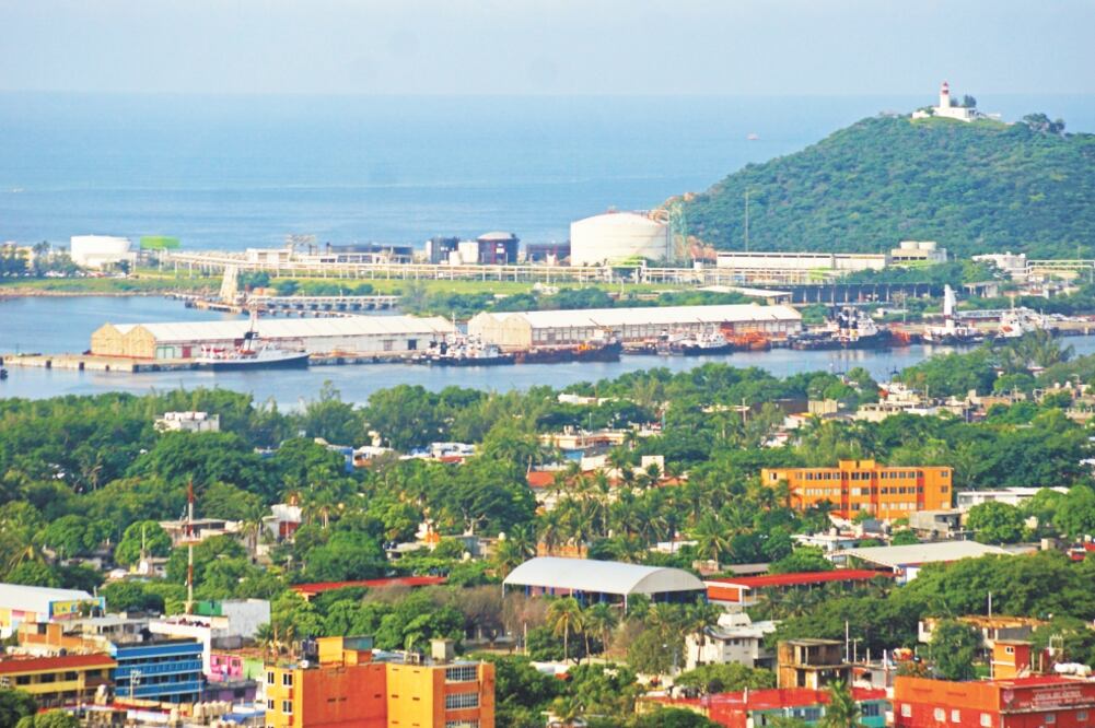 Entre las obras contempladas para el Corredor destaca el fortalecimiento de los puertos de Salina Cruz y Coatzacoalcos, así como el impulso al desarrollo de las zonas libres declaradas en ambas entidades. Foto/EDWIN HERNÁNDEZ. EL UNIVERSAL
