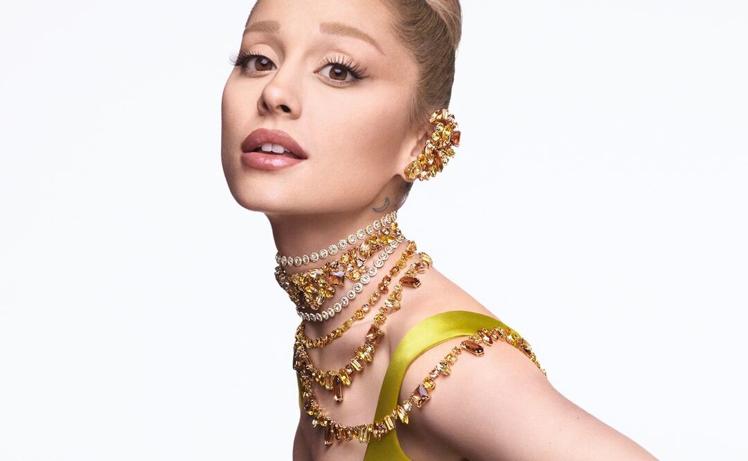 Ariana Grande modela su colección en colaboración con Swarovski. Foto: Especial