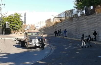 Adolescente huye en auto de lujo de ataque a balazos, choca y queda gravemente herido en Culiacán 