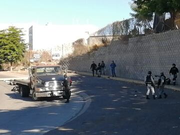 Adolescente huye en auto de lujo de ataque a balazos, choca y queda gravemente herido en Culiacán