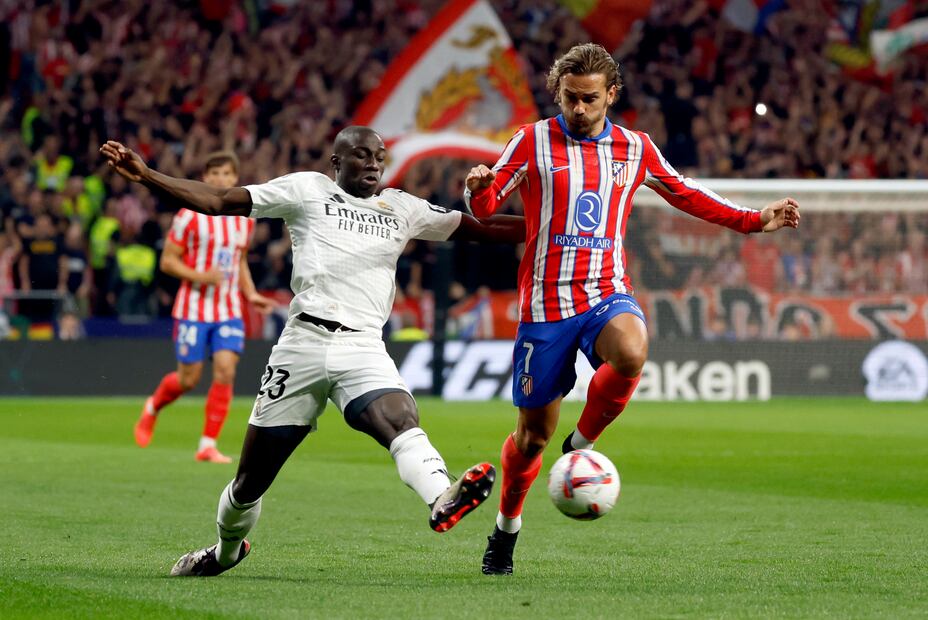 Antoine Griezmann durante el encuentro correspondiente a la Jornada 8 de LaLiga EA Sports disputado entre el Atlético de Madrid y el Real Madrid en el estadio Civitas Metropolitano de Madrid - Foto: EFE
