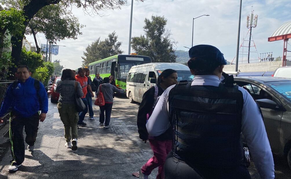 “Llovió muy fuerte, no pensé que afectaría tanto al Metro": Cierre parcial de la Línea A por inundación afecta a usuarios. Foto: Emilio Fernández