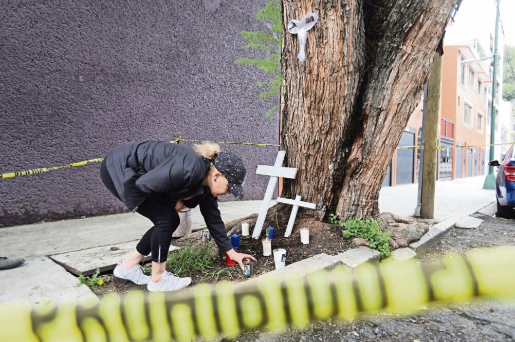 Los vecinos de la calle Juan Sánchez Azcona, donde ocurrieron los hechos, colocaron un crespón, dos cruces blancas y prendieron velas sobre la acera en señal de luto. Foto: VALENTE ROSAS. EL UNIVERSAL
