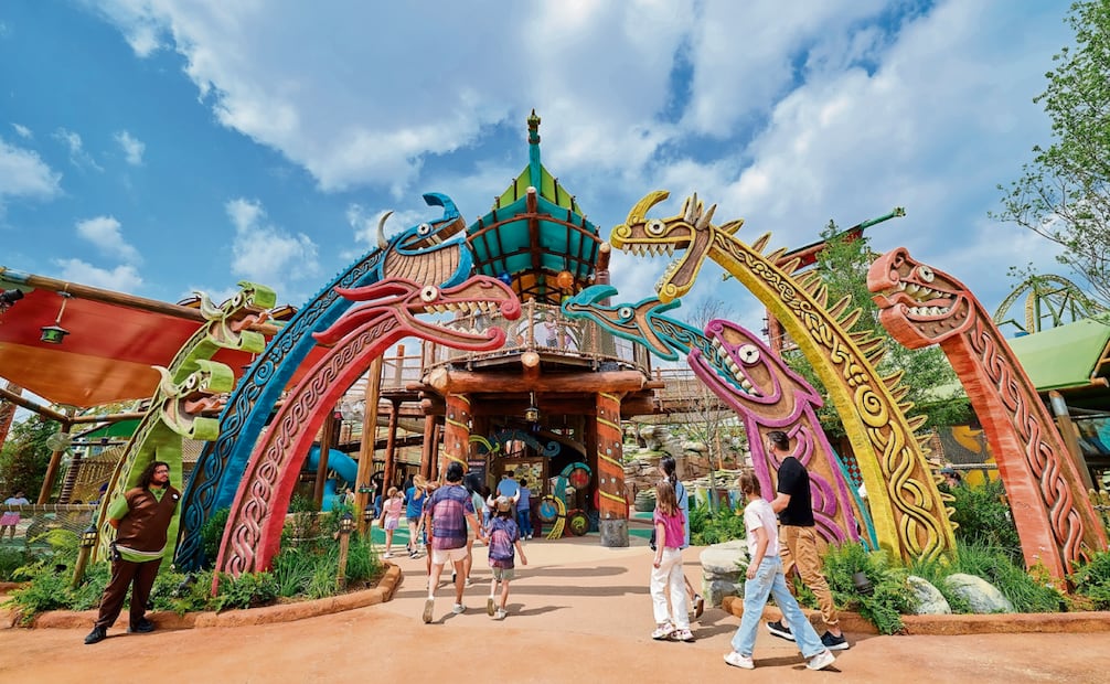 La Isla de Berk es la nueva área temática dentro del parque Epic Universe de Universal Orlando Resort; en donde es posible ver dragones volar y surcar los cielos junto a ellos. Foto: Universal Studios