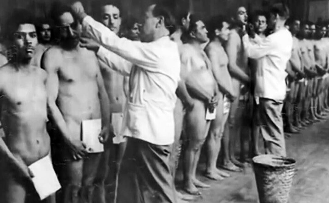 Inspección contra piojos en El Paso. Un mexicano comentó “en los baños de la aduana, esparcían algo sobre ti. Era blanco y escurría por todo el cuerpo. Rasuraban a hombres y mujeres. Te bañaban con criolita [insecticida de fluoruro de aluminio y sodio]; esa sustancia era muy fuerte”. Foto: Clinton A. McNeal/El Paso Museum of History