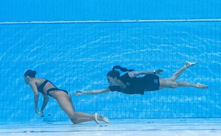 ¿Quién es la entrenadora que rescató a la nadadora mexicana que se desmayó en plena competencia?