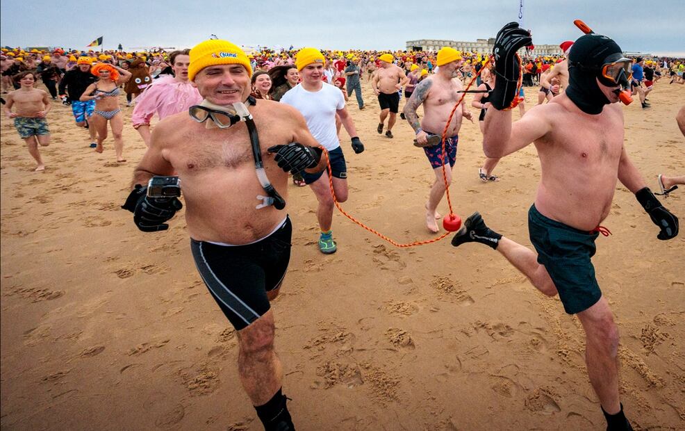 Gente participa en la tradicional inmersión de Año Nuevo en el Mar del Norte en Ostende, Bélgica. Foto: EFE