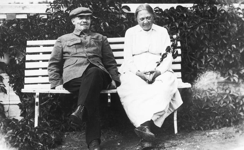 Fotografía de Lenin y su esposa, Nadezhda Krúpskaya, en 1922. Para el 31 de enero de 1924, EL UNIVERSAL recuperó declaraciones de la viuda del revolucionario, quien pidió evitar un “despilfarre” en levantar monumentos para su esposo y mejor destinar esos recursos a orfanatos, hospitales y otros sitios con gente doliente. Foto: Wikimedia Commons.