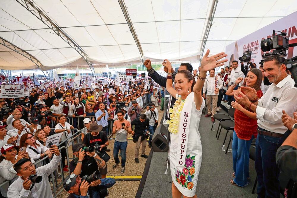 En Chiapas, la candidata presidencial Claudia Sheinbaum prometió mejorar los programas sociales y rechazó que los partidos de oposición respalden los apoyos, pues votaron en contra de ellos en el Congreso Foto: Diego Simón Sanchez El universal