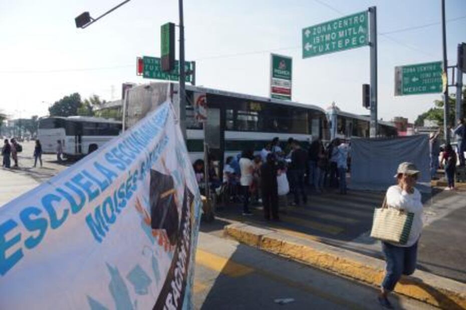 Maestros y campesinos paralizan Oaxaca con bloqueos y marchas