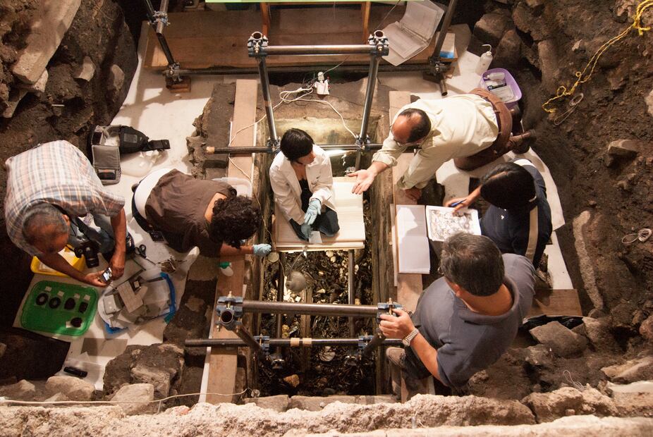 El equipo arqueológico liderado por Leonardo López Luján, entre quiene están  Alejandra Alonso y María Eugenia Guevara, en el Templo Mayor en 2008. Foto: Jesús Eduardo López Reyes