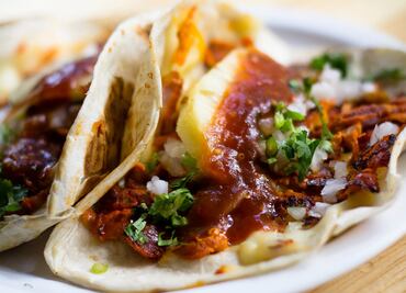 ¡Feliz Día del Taco! Plato, cuchara, comida y símbolo mexicano