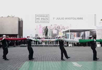 Inicia la jornada electoral con honores a la Bandera en el INE