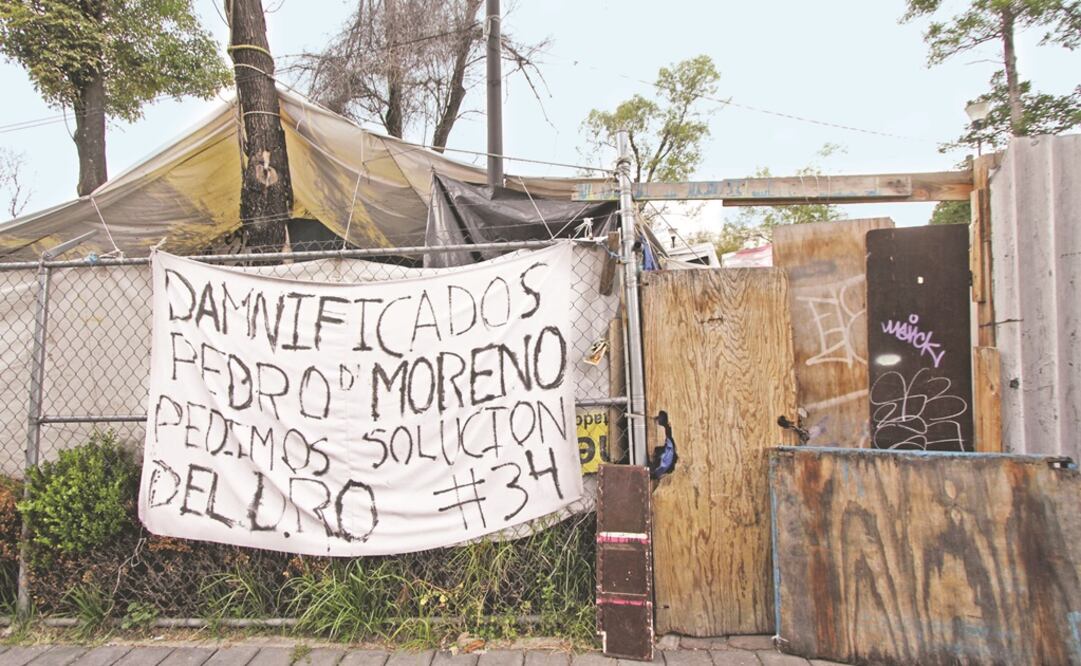 A un lado del Parque Allende se encuentra uno de los campamentos de damnificados más grande. Las familias que ahí se refugian vivían en un edificio ubicado en Pedro Moreno y Galeana, en la delegación Cuauhtémoc, y ahora se dedican a vender mercancía.