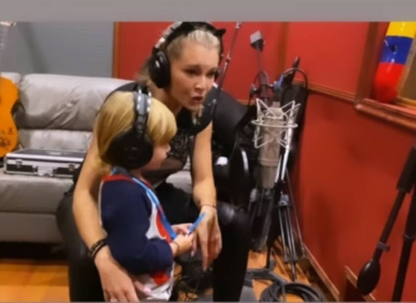 Hijo de Marjorie de Sousa y Julián Gil graba canción con su mamá y cibernautas la critican