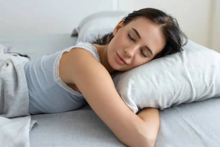 Mantener limpia las sábanas y fundas es clave para la salud de tu piel. Foto: Unsplash