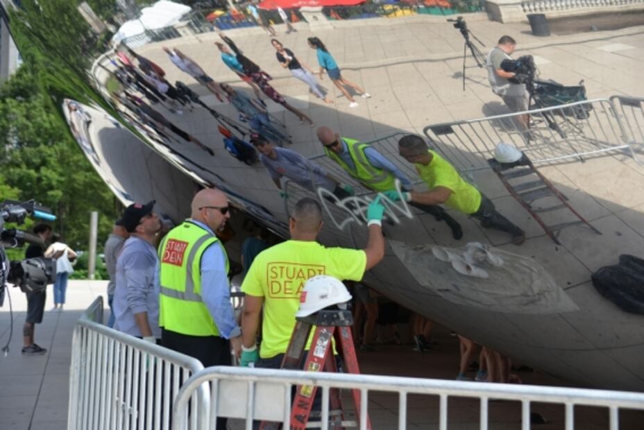 Obra de Anish Kapoor sufre vandalismo en Chicago