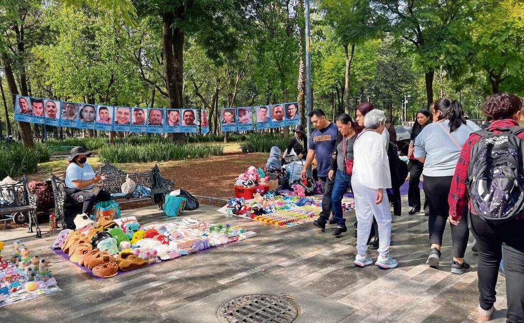 Luego de 15 días de ausencia, esta semana regresaron los puestos ambulantes en la Alameda Central y el Palacio de Bellas Artes 22 de enero. Foto: Rafael García / EL UNIVERSAL