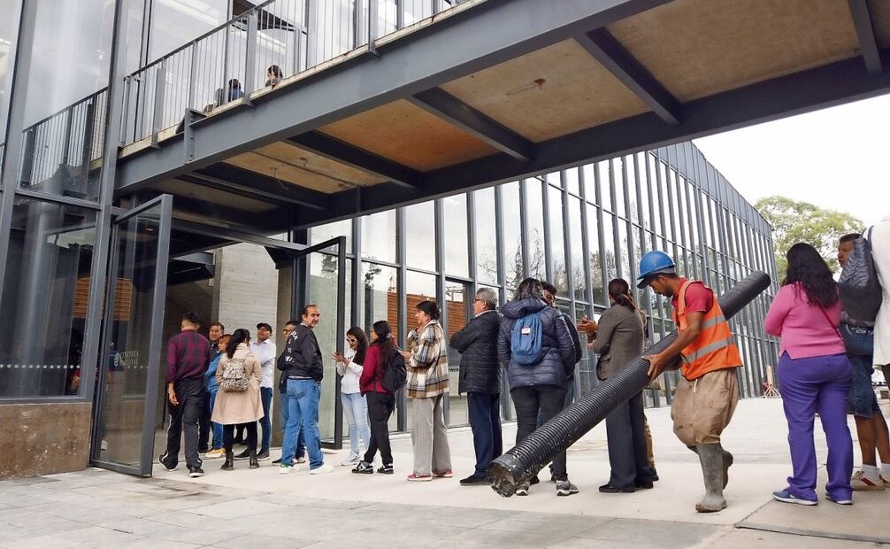 Un trabajador cruza entre el público que se formó para ver la película proyectada durante la apertura de la Sala 1. Foto: Diego Prado | El Universal