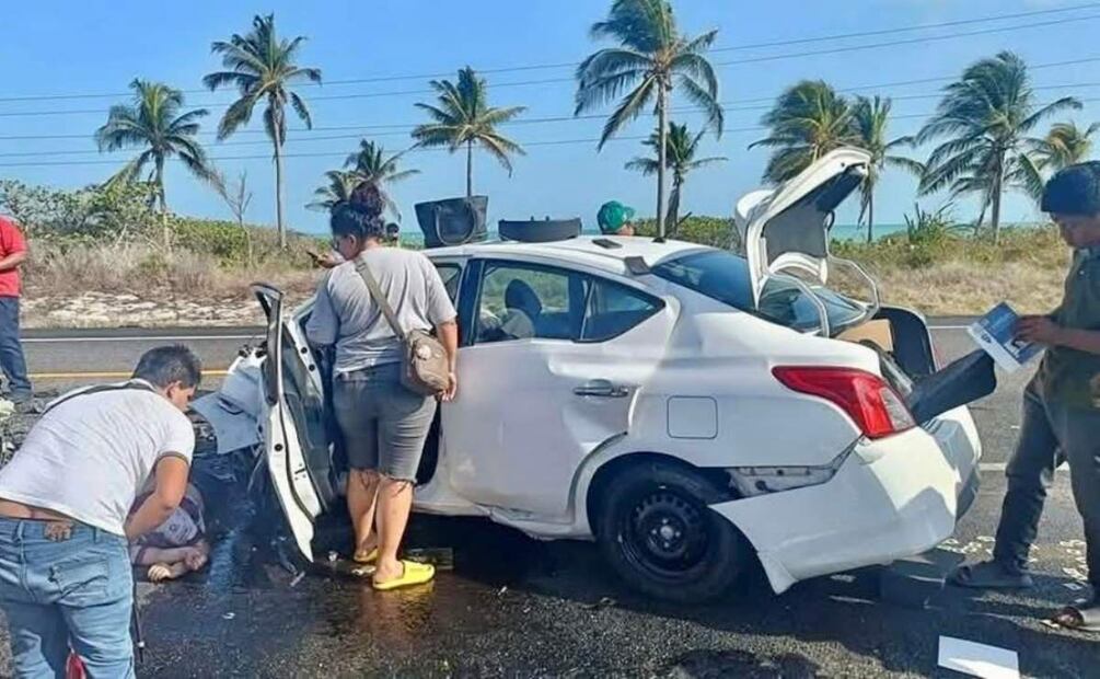 En el accidente estuvieron involucrados un automóvil Nissan Versa y un vehículo del DIF de Ciudad del Carmen (09/05/2025). Foto: Especial