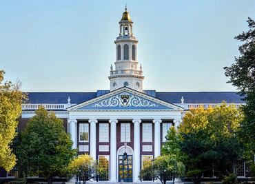 Trump recorta 450 mdd más a Harvard; "amenaza" la libertad académica, afirma presidente de la universidad