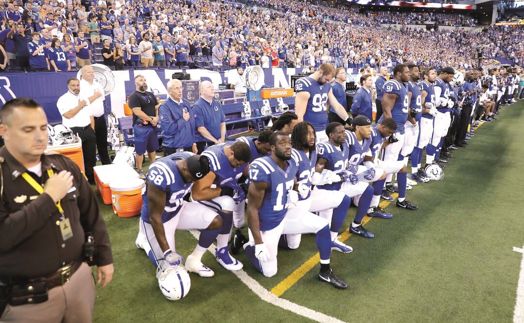 Los Colts de Indianapolis se arrodillan durante la entonación del himno antes de su juego contra los Browns de Cleveland. (FOTO: Archivo. AP)