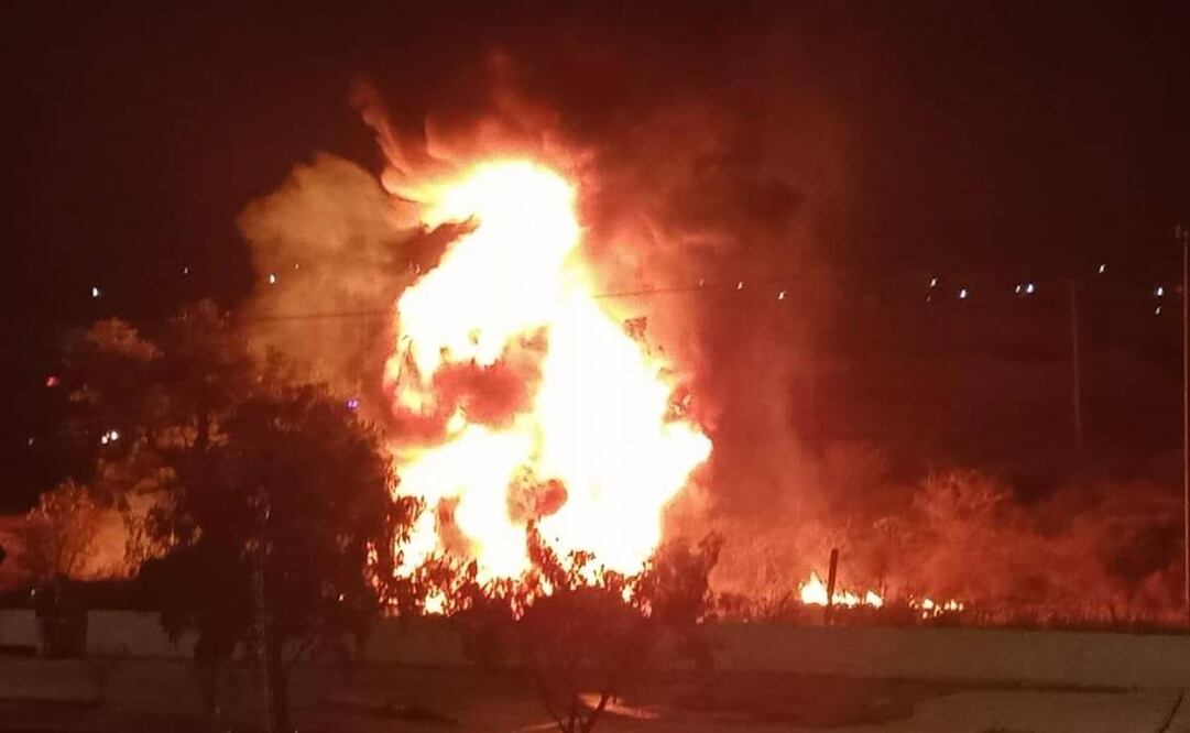 Explota camioneta huachicolera en Hidalgo/ Foto: Especial