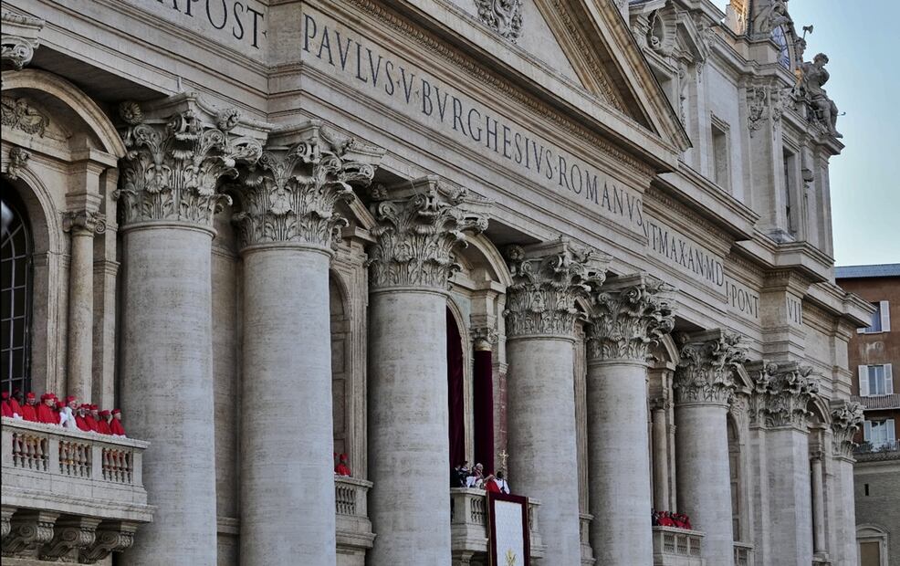 Presentación del papa León XIV desde el balcón central de la Basílica de San Pedro tras ser elegido el 267 pontífice de la Iglesia Católica, en el Vaticano, el jueves 8 de mayo de 2025. Foto: AP