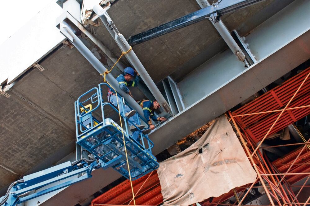 Lo que están haciendo los trabajadores son las limpiezas mecánicas y pintura, también se están haciendo los últimos arreglos de los camellones, explicó el secretario de Obras y Servicios. Foto: Abril Angulo / EL UNIVERSAL