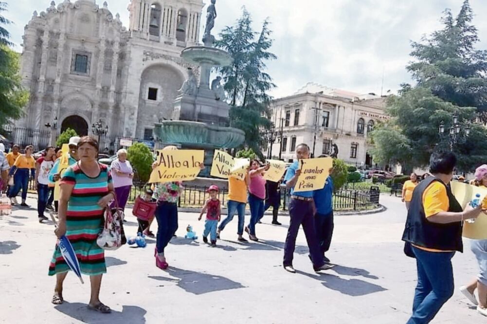 Alto a la violencia. Militantes del PRD se manifestaron en la Plaza de Armas para exigir frenar los homicidios y atentados contra candidatos (HILDA FERNÁNDEZ. EL UNIVERSAL)