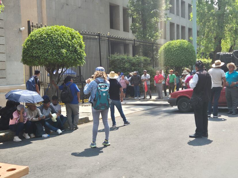 Integrantes de la CNTE tiraron parte de una de las rejas de la Secretaría de Gobernación en la calle de Atenas. (Foto: Jorge Alejandro Medellín/ EL UNIVERSAL)