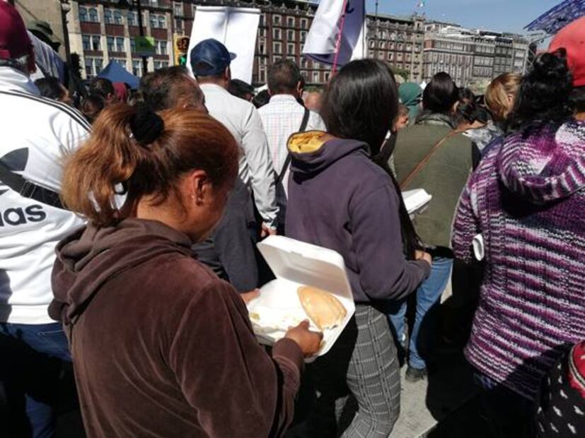 Con “lunch”, SNTE llega al Zócalo por mensaje de primer año de gobierno de AMLO