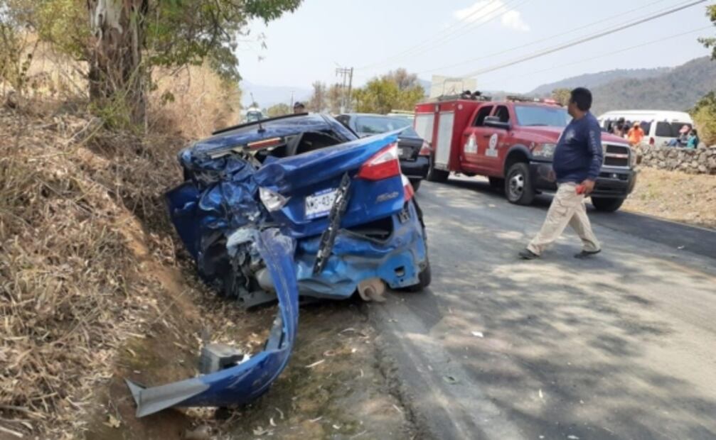 Camión de pasajeros embiste a 10 vehículos en carretera de Malinalco; hay 10 lesionados 