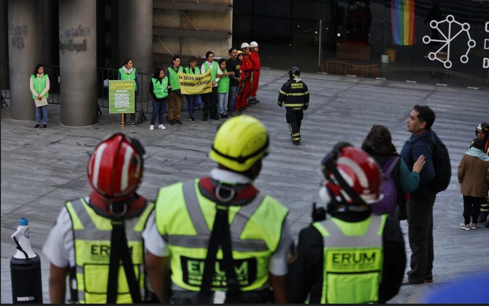 Nueve activistas de Greenpeace escalaron 70 metros de la Estela de Luz para desplegar una manta con la leyenda: “La Selva Maya grita, Semarnat ¡Sálvala!” en la Ciudad de México, el martes 23 de septiembre de 2025. Foto: Diego Simón/EL UNIVERSAL