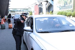 Continúa operativo de la Guardia Nacional contra taxis por aplicación en el AICM; usuarios usan servicio porque "es más barato"