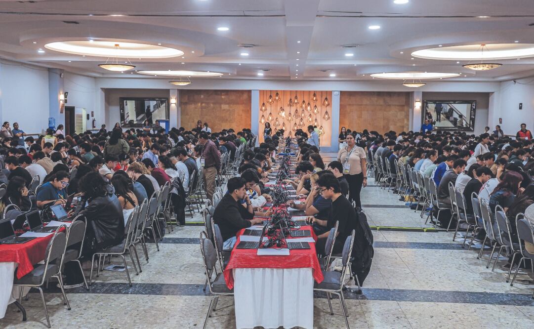 Jóvenes se congregaron en el salón Presidente del Hotel Real de Minas para realizar la prueba, ante la mirada de académicos que se movían entre las filas. Foto: Gabriel Pano/ EL UNIVERSAL