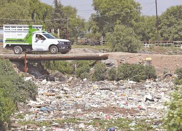 Basura invade la presa "José Antonio Alzate" en Toluca