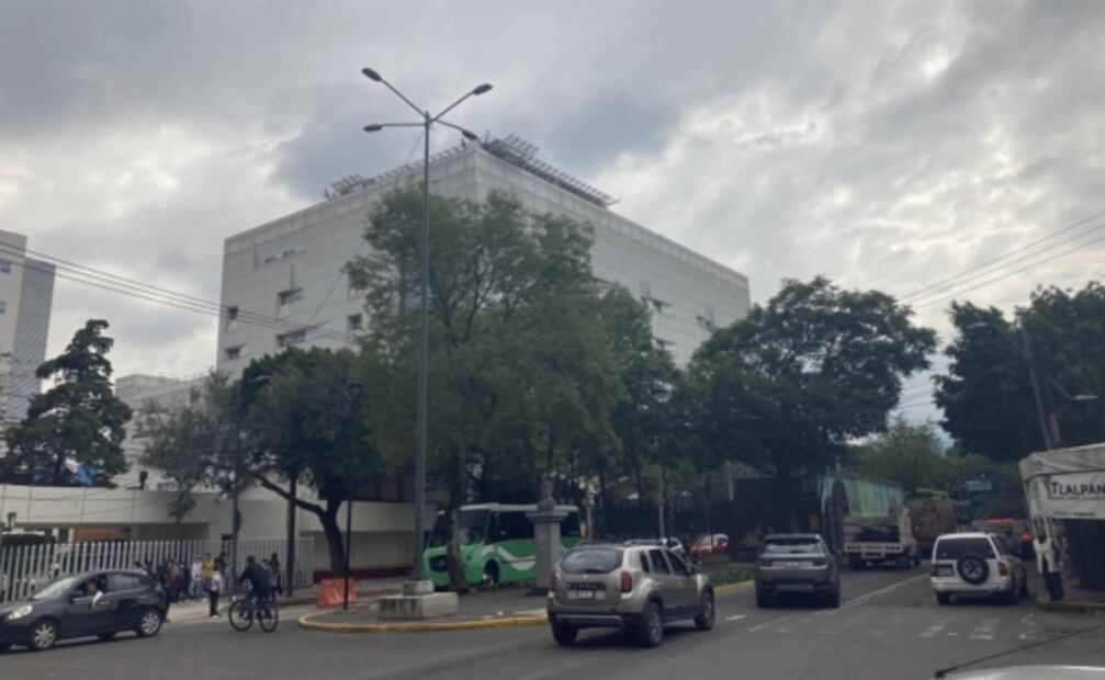 Alfredo Adame aún no puede salir del hospital; bromea con el aspecto de su rostro