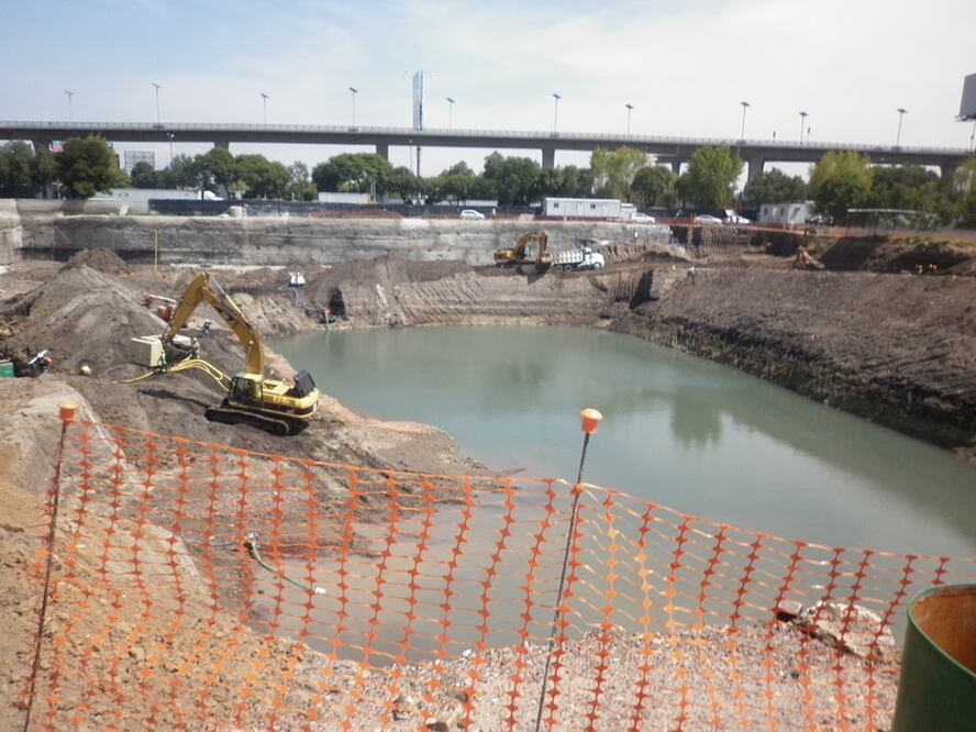 Aún hay agua dentro de la excavación, que son desalojados a avenida del Trabajo. (Foto: Juan Manuel Barrera Aguirre)