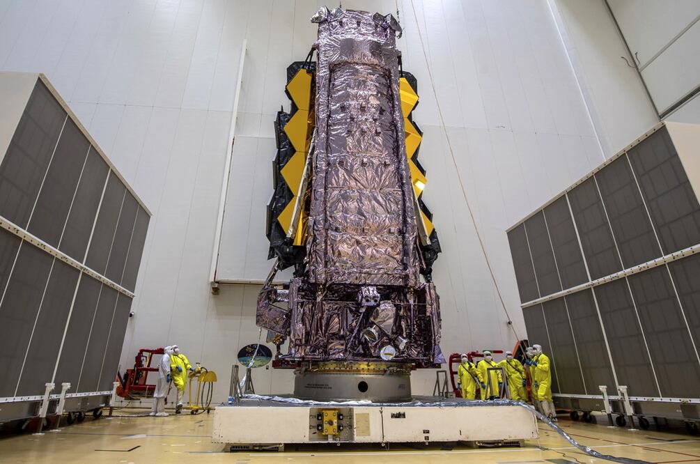 El JWST es asegurado al cohete Ariane 5. Foto: ESA / AP 