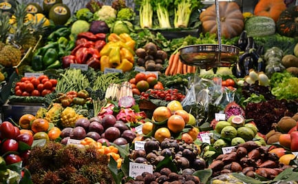 Canjea botellas de cerveza y revistas viejas por plantas y hortalizas en el mercado del trueque de la CDMX