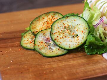 ¿Qué pasa si comes pepino con limón y chile todos los días?