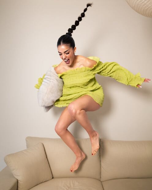 La bubble ponytail se adapta a estilos informales y elegantes. Foto: Instagram @alecapetilloga
