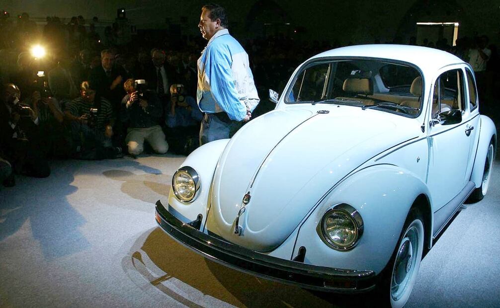 Anuncio del cese mundial del sedán clásico en la planta VW en Puebla, el 10 de julio del 2003. El último diseño contó con un motor de 1.6 litros de gasolina, inyección electrónica y 46 caballos de fuerza. Foto: Rafael Durán/AFP.